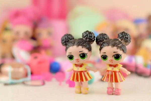 Beaucoup de poupées LOL en plastique coloré sur la table. Jouets de la série LOL Surprise fabriqués par MGA Entertainment inc . — Photo