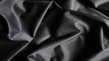 Siyah ipeksi bileşik kumaş görüntüsü kumaş detaylarını ve eğrileri gösterir.