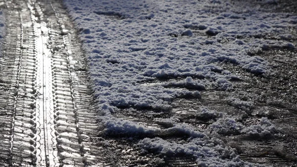 Bandes Pneus Dans Neige Sur Une Route Glacée — Photo