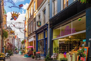 Eskiler 'in Noel süslemeleri ile renkli alışveriş caddesi