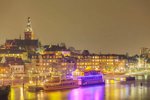 De Nederlandse stad Nijmegen met de overstroomde Waal aan de voorkant — Stockfoto