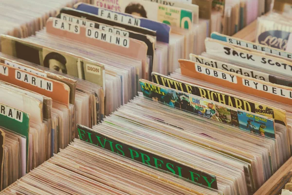 Boîtes en bois avec disques vinyle sur une ancienne cinquantaine d'années — Photo
