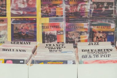 Antika ellili üzerinde vinil pikaplı kayıtlar ile ahşap kutular 