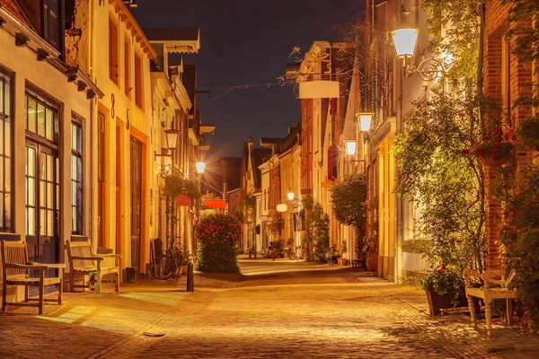 Vue en soirée du centre-ville historique néerlandais de Deventer — Photo