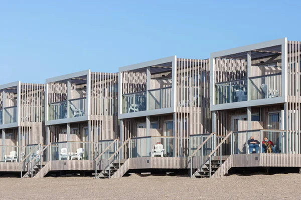 Casas de praia de férias de madeira na praia do Mar do Norte em Hoek van H — Fotografia de Stock