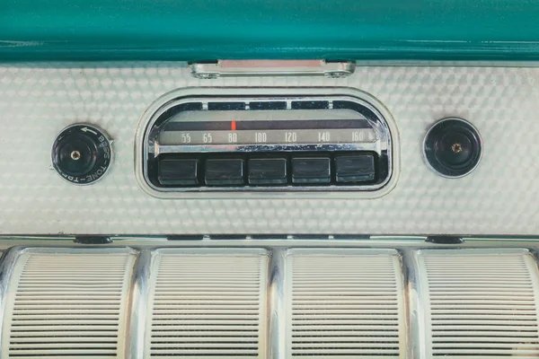 오래된 자동차 라디오의 복고풍 스타일의 이미지 — 스톡 사진