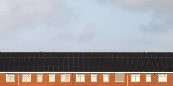 Nouvelles maisons néerlandaises avec panneaux solaires — Photo