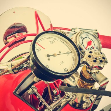 Kırmızı yarış motosikletinin hız göstergesinin geçmişe dönük görüntüsü