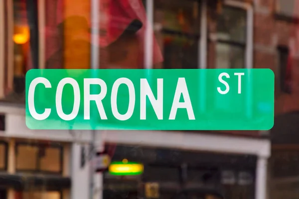 Groene Straatnaambord Een Raam Met Tekst Corona Straat Met Reflecties — Stockfoto