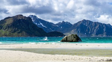 Yaz boyunca Lofoten Takımadaları 'ndaki Haukland Plajı