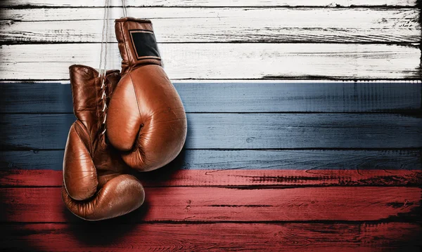 Russische vlag en bokshandschoenen — Stockfoto