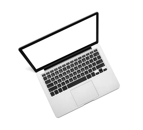 Laptop met leeg scherm op wit — Stockfoto