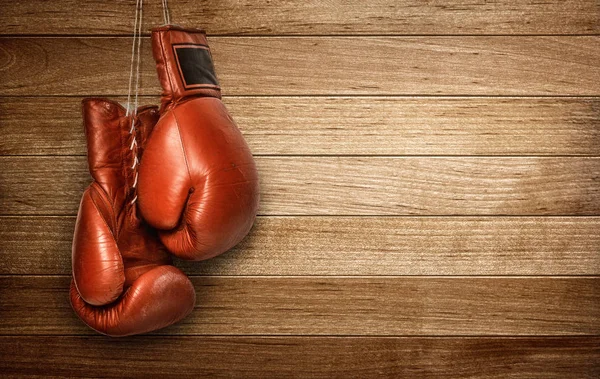 Guantes de boxeo colgando —  Fotos de Stock