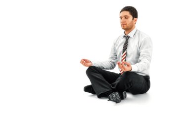 Lotus pozisyonunda meditasyon yapan iş adamı.