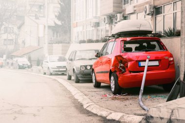 Bir park yerinde parçalanmış araba