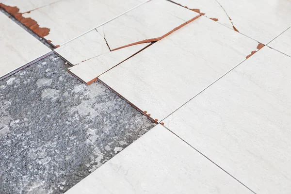 Damaged floor tiles — Stock Photo, Image