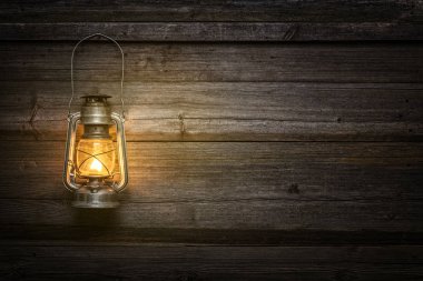 Ahşap arka plan üzerinde eski gaz lambası