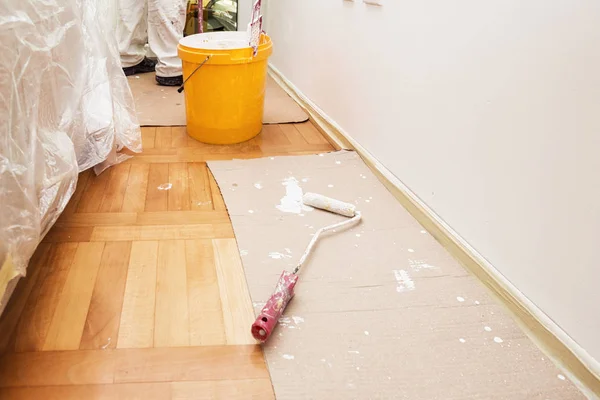 Rolo de tinta durante a renovação na sala de estar — Fotografia de Stock