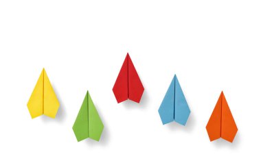 Beyaz arka plan üzerinde kağıt uçaklar