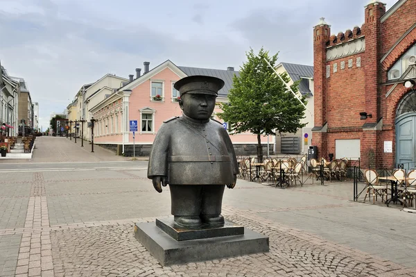 Die Bronzeskulptur toripolliisi (der Bob auf dem Marktplatz — Stockfoto