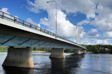 Kemijo üzerinde Jatkankynttila Köprüsü (oduncu mum köprü)