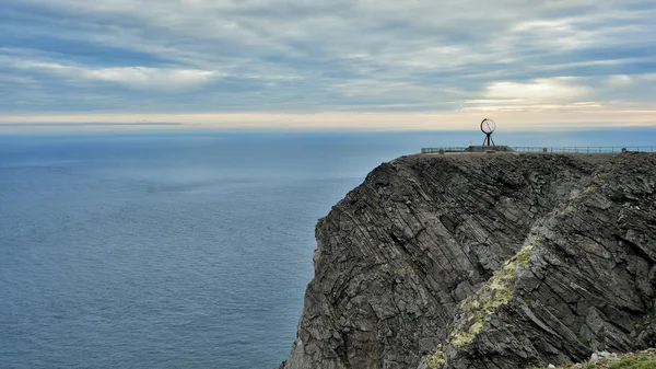 Nordkapp, Norsko - pohled na Nordkappu cliff a Globe Monu — Stock fotografie