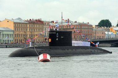  dizel denizaltı Dimotrov Deniz Kuvvetleri günü için deniz bir geçit töreni sırasında 