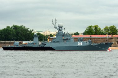  Anti-denizaltı corvette Urengoi Deniz Kuvvetleri günü için deniz bir geçit töreni sırasında