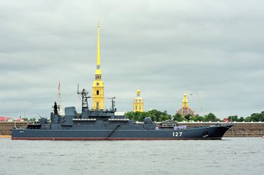  Deniz Kuvvetleri günü için deniz bir geçit töreni sırasında büyük çıkartma gemisi Minsk