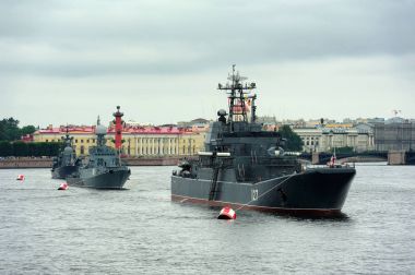  büyük çıkartma gemisi Minsk, Anti-denizaltı corvette Urengoi ve Deniz Kuvvetleri günü için deniz bir geçit töreni sırasında büyük füze tekne Dimitrovgrad