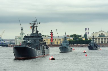  büyük çıkartma gemisi Minsk, Anti-denizaltı corvette Urengoi ve Deniz Kuvvetleri günü için deniz bir geçit töreni sırasında büyük füze tekne Dimitrovgrad