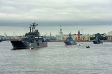  büyük çıkartma gemisi Minsk ve Deniz Kuvvetleri günü için deniz bir geçit töreni sırasında Anti-denizaltı corvette Urengoi