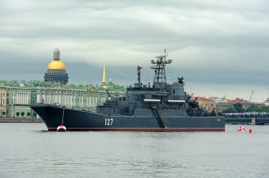  Deniz Kuvvetleri günü için deniz bir geçit töreni sırasında büyük çıkartma gemisi Minsk