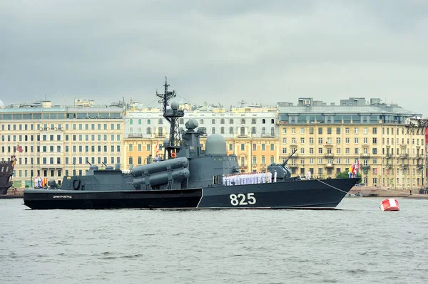  büyük füze tekne Dimitrovgrad Deniz Kuvvetleri günü için deniz bir geçit töreni sırasında