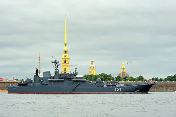  Deniz Kuvvetleri günü için deniz bir geçit töreni sırasında büyük çıkartma gemisi Minsk