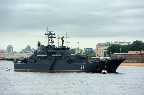 Grande péniche de débarquement Minsk lors d'un défilé naval pour la Journée de la Marine — Photo