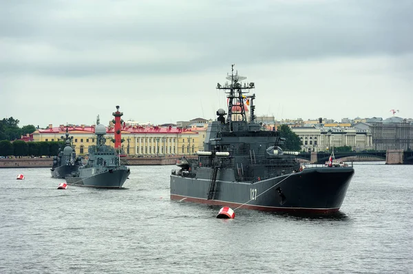  büyük çıkartma gemisi Minsk, Anti-denizaltı corvette Urengoi ve Deniz Kuvvetleri günü için deniz bir geçit töreni sırasında büyük füze tekne Dimitrovgrad