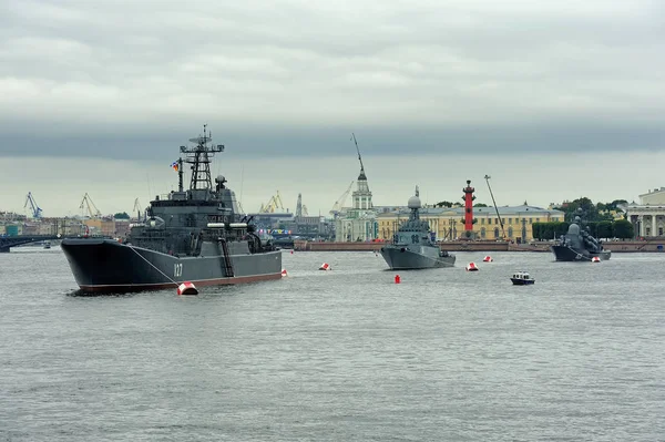  büyük çıkartma gemisi Minsk ve Deniz Kuvvetleri günü için deniz bir geçit töreni sırasında Anti-denizaltı corvette Urengoi