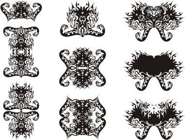 At ve kartal kafalarının oluşturduğu süslü semboller. Tasarımınız için bir takım soyut alevli elementler. Siyah beyaza