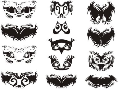 Siyah ve beyaz maske sembollerinden oluşan süs silueti. Tatiller için kelebek siluetleri ve karnaval maskeleri ve beyaz bir arka planda izole edilmiş olaylar