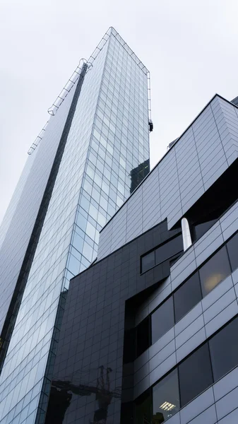 Moderno edificio de negocios en Tallin. rascacielos — Foto de Stock