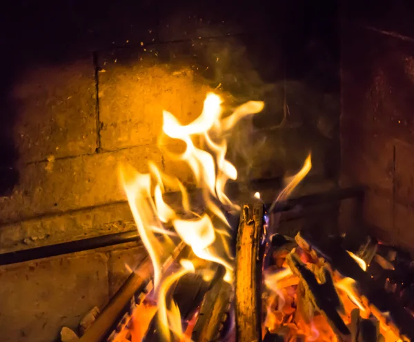 Chimenea ardiendo. calor de hoguera — Foto de Stock