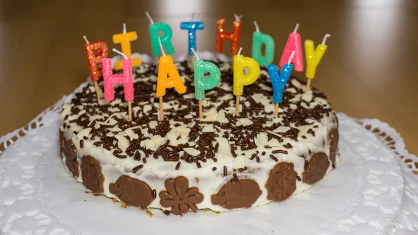 Pastel de cumpleaños con velas. Feliz Cumpleaños. —  Fotos de Stock