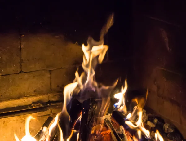 非常に熱い暖炉。焚き火の暖かさ — ストック写真