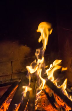 yanan şömine. şenlik ateşi sıcaklık