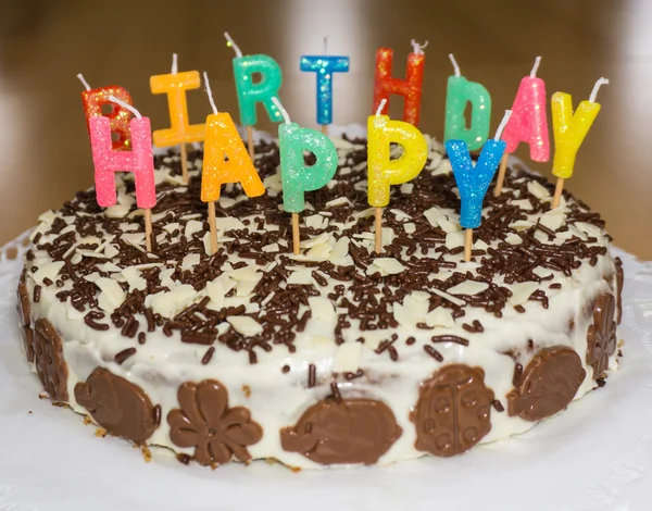 De cake van de kindverjaardag met kaarsen. Proficiat met je verjaardag — Stockfoto