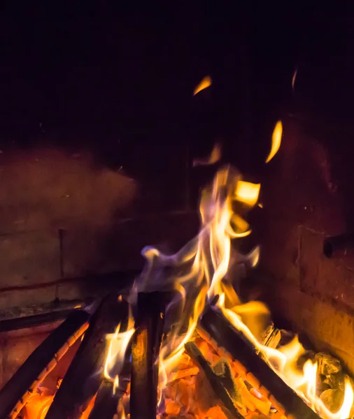Płonący kominek. ognisko ciepła — Zdjęcie stockowe