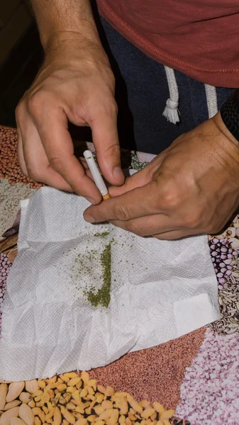 Man's hands making a marijuana joint  of  cigarette — Stock Photo, Image