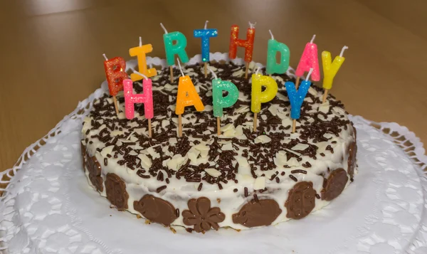 Pastel de cumpleaños con velas. Feliz Cumpleaños. —  Fotos de Stock