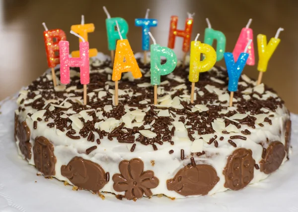 De cake van de kindverjaardag met kaarsen. Proficiat met je verjaardag — Stockfoto